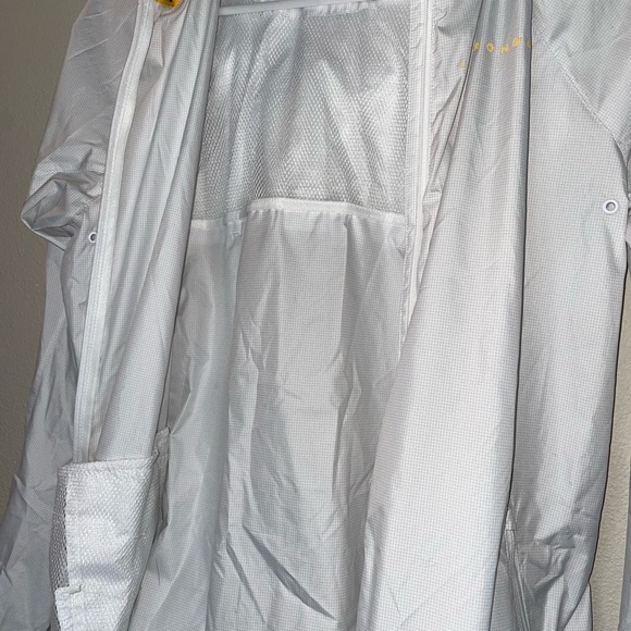 Nike Women’s Medium White and Yellow Livestrong Lightweight Athletic Jacket - Picture 1 of 4